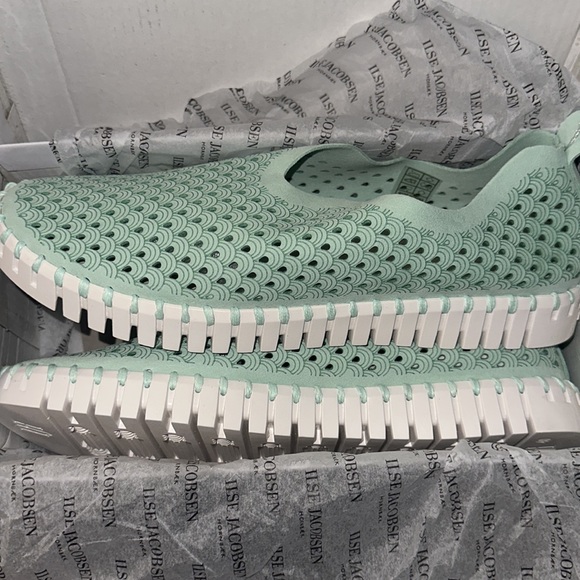 Isle Jacobsen - Picture 3 of 5